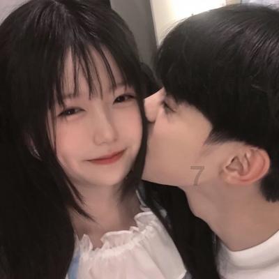 关晓彤春晚彩排生图，粉色造型是真显黑，舞台灯光都救不了？